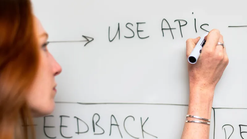 Modelos de integração WordPress com ERP via API REST e middleware