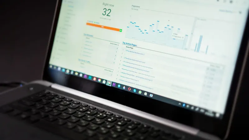 Monitoramento integrado de segurança, performance e SEO em WordPress corporativo