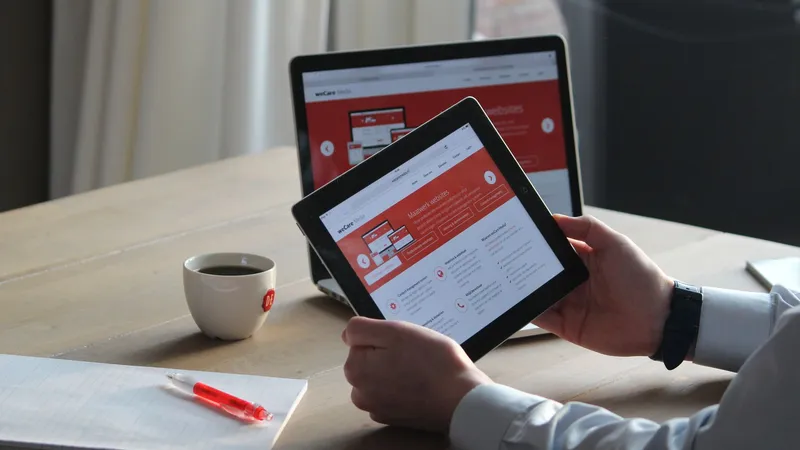 Comparativo entre site institucional e landing page — profissional analisando dados digitais em tablet