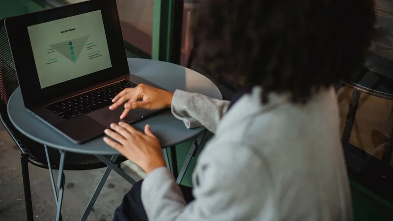 As quatro camadas do funil de aquisição ao impacto financeiro no ROI de site corporativo