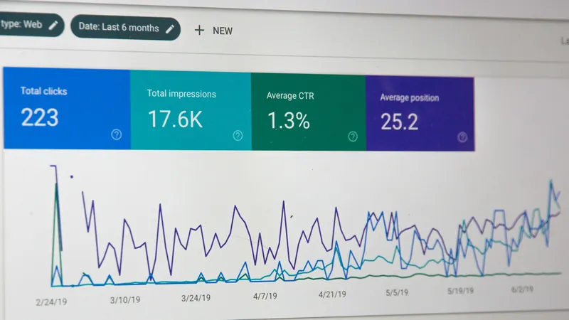 tela de computador com painel de SEO e analytics para otimização de site WordPress para GEO