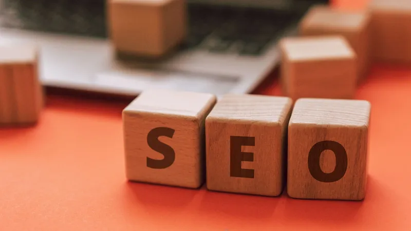 Camadas de SEO WordPress corporativo: fundação técnica, arquitetura e autoridade de conteúdo